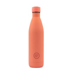 Unikátní nerezová třívrstvá termoláhev Cool Bottles Pastel Coral se sametově hebkým povrchem a víčkem stejné barvy.