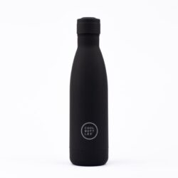 Unikátní nerezová třívrstvá termoláhev Cool Bottles Mono Black se sametově hebkým povrchem a víčkem stejné barvy.