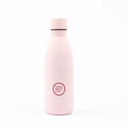 Unikátní nerezová třívrstvá termoláhev Cool Bottles Pastel Pink se sametově hebkým povrchem a víčkem stejné barvy.