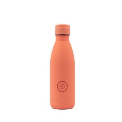 Unikátní nerezová třívrstvá termoláhev Cool Bottles Pastel Coral se sametově hebkým povrchem a víčkem stejné barvy.